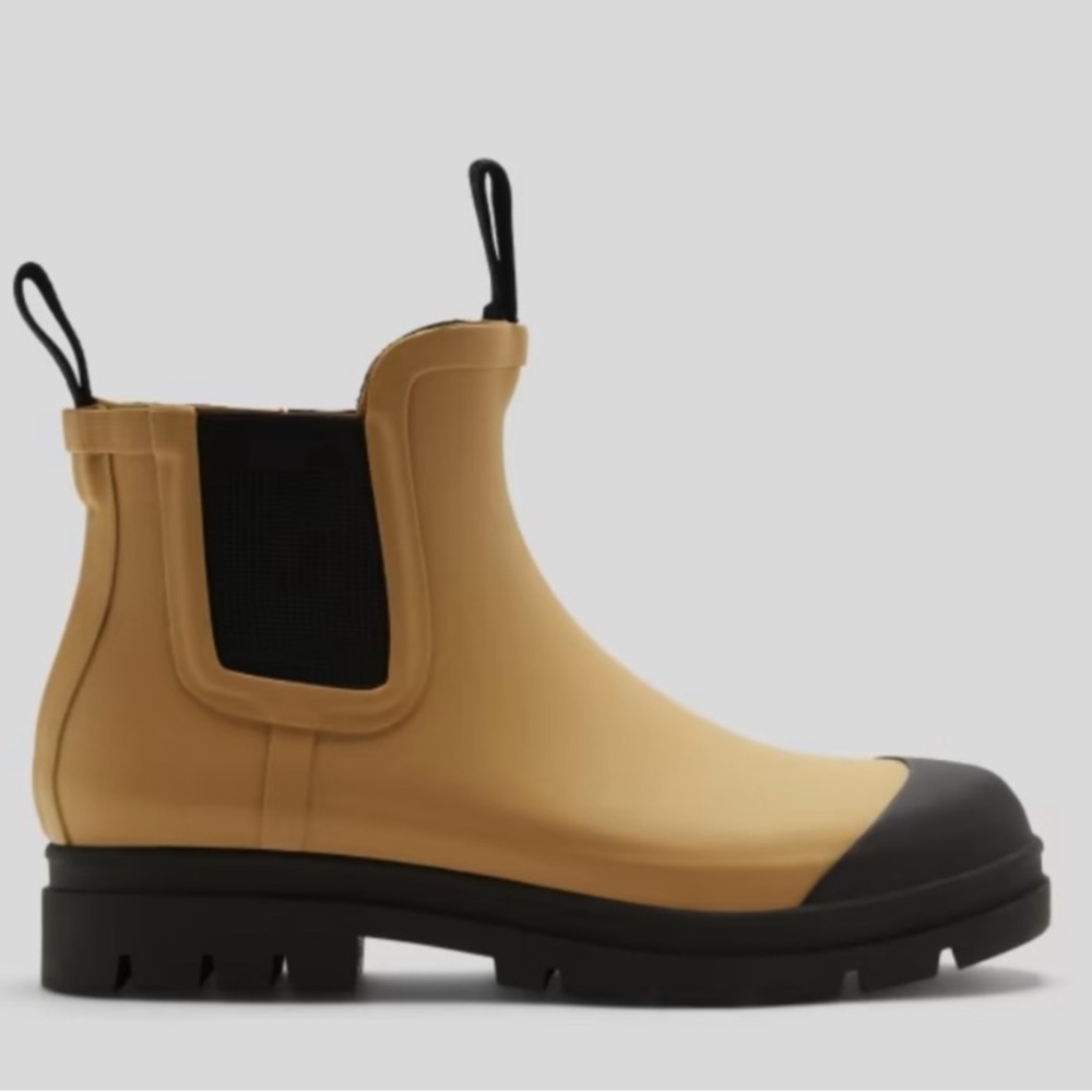 Everlane The Rain Boot in Golden Oak ankle height Chelsea rubber tan and black 8